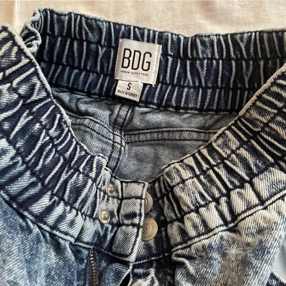 BDG urban outfitters size small, Short denim, dark stonewashed skirt, pockets - Picture 2 of 3